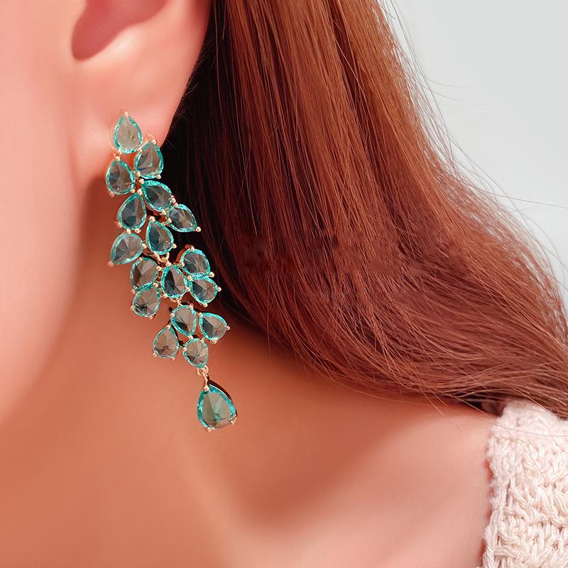 Exaggerated Green Diamond Leaf Tassel Long Earrings for Evening Dresses, Women's Accessories, 18k Gold-Plated.