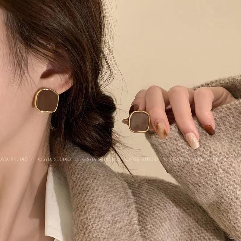 Autumn and winter Maillard unique earrings niche earrings brown stud earrings