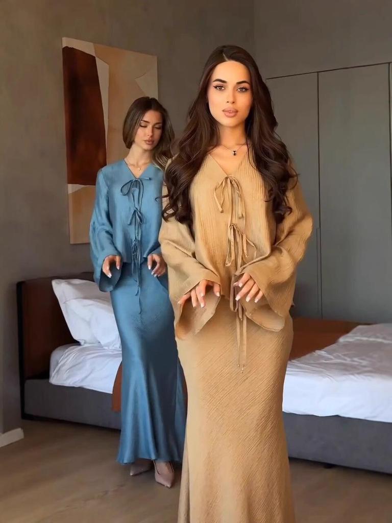 Damenmode Frühherbst 2025: Schnür-Top und figurbetonter Midi-Rock Set