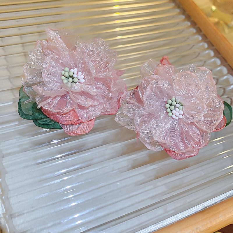 

Elegant and sweet lace flower silver needle stud earrings fashionable French vacation style personality temperament earrings