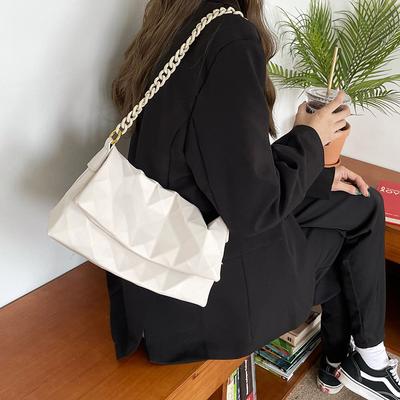 Bolsa Geométrica Francesa para Axila Feminina de Verão Nova Moda Versátil com Corrente de Diamante Texturizada Bolsa de Ombro Cruzada