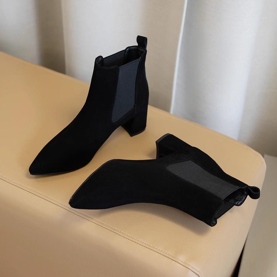 Dámské boty velkých velikostí krátké kozačky podzim a zima nové černé sametové martensky špičaté silný podpatek dámské kozačky