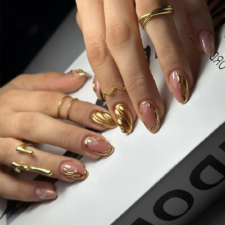 24Pcs Short Almond Gold Press On Nail With Carved Ripple Design Full Cover False Nail for Unique And Stylish Look