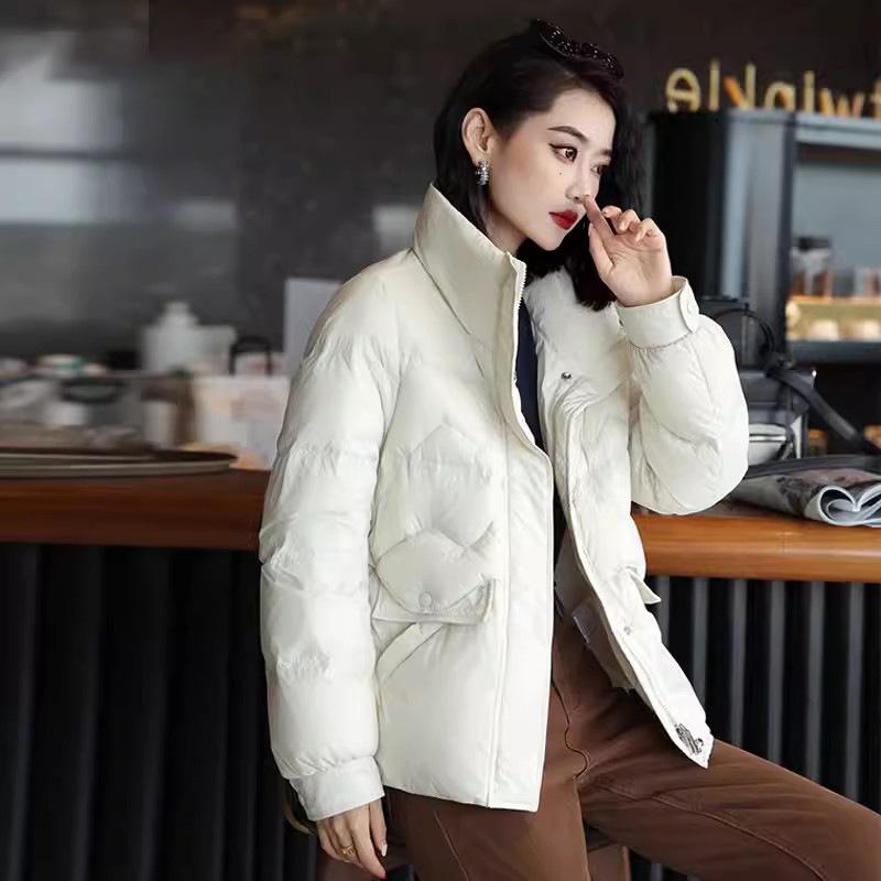 Short down jacket women's 2025 winter new mother outfit stand-up collar retro style small white duck down jacket tide