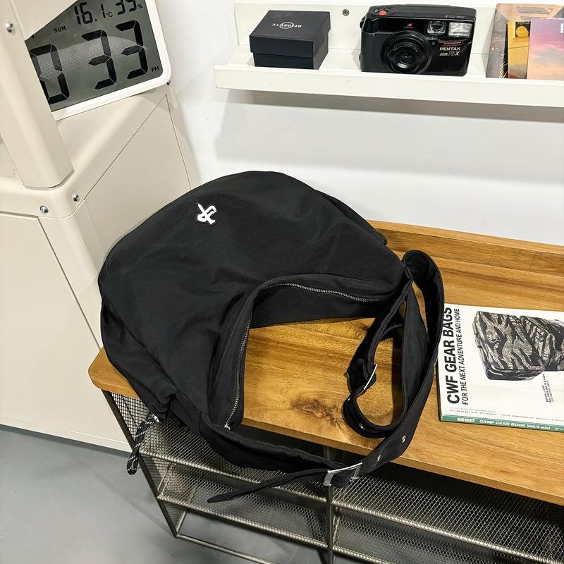 Hua'er and Xiao have the same casual trendy brand dumpling bag, women's sports cycling messenger bag, and boys' large-capacity shoulder bag.