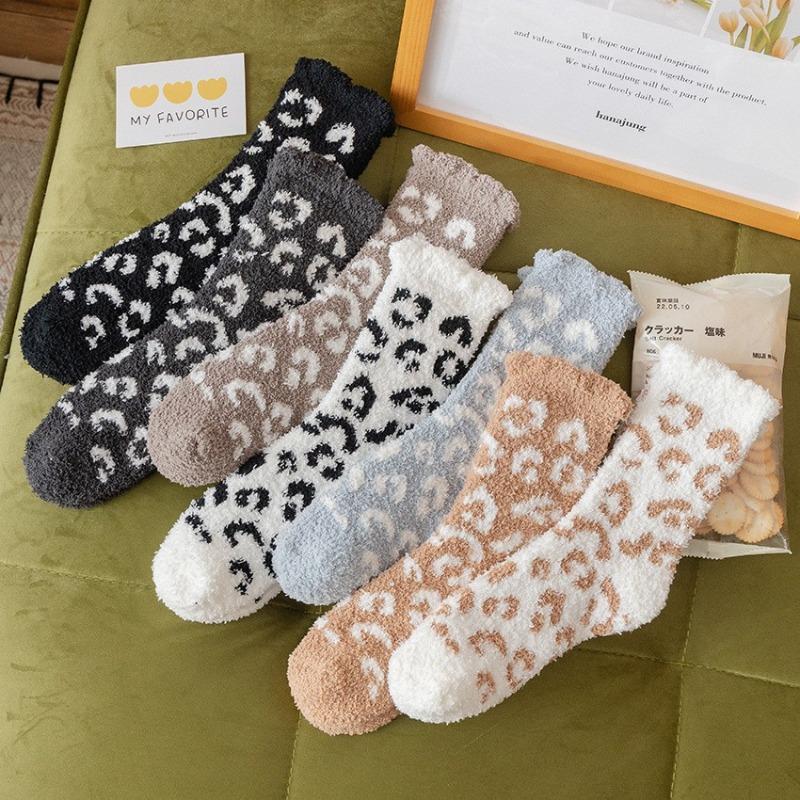Leopard Print Coral Fleece Mid-calf Socks for Women To Keep Warm and Protect Against The Cold In Autumn and Winter, Bubble-mouth Socks