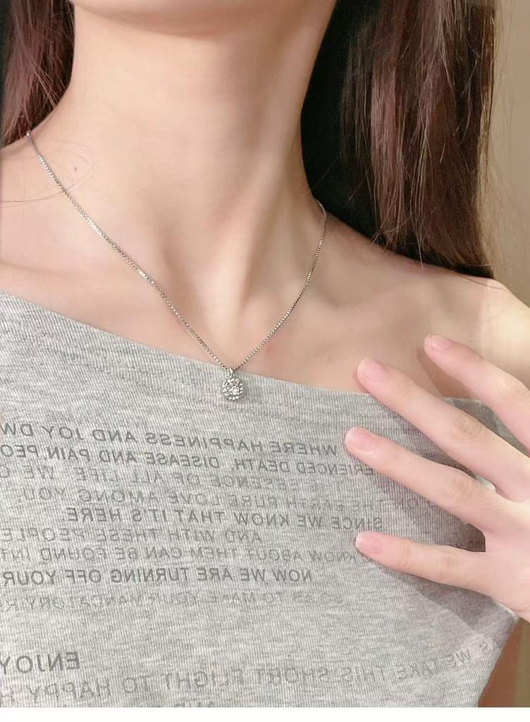 Nickel Silver-Plated Gold Sugar Cube Pendant Necklace for Women: Elegant, Simple, Versatile Luxury.