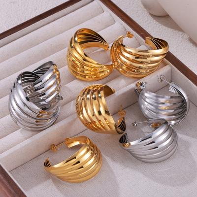 Boucles d'oreilles demi-cercle torsadées en acier titane simples et exagérées, créativité personnalisée, design de luxe léger, boucles d'oreilles, boucles d'oreilles polyvalentes, femmes