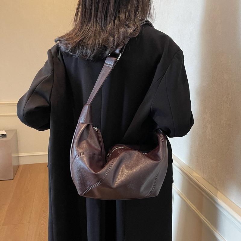 Niche retro lazy wind messenger bag women's winter new versatile simple commuter shoulder dumpling bag