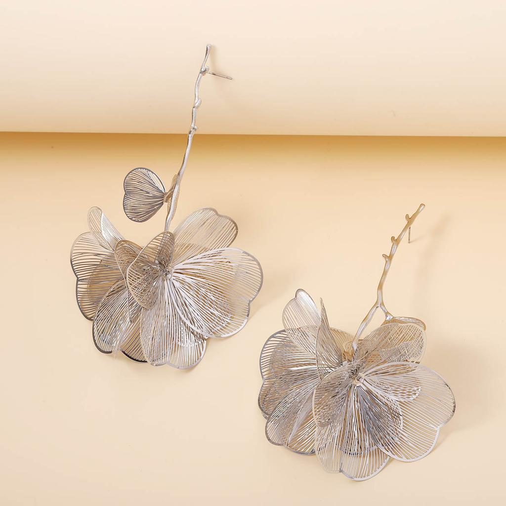 Fashion exaggerated ins cold wind camellia long earrings, light luxury alloy personalized versatile trend earrings