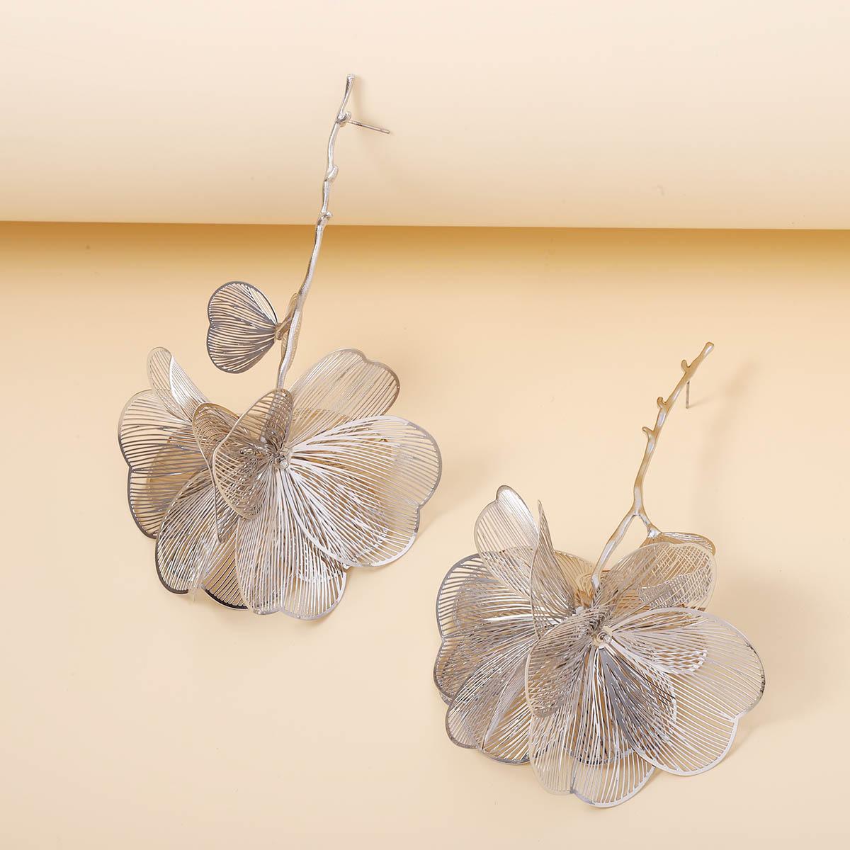 

Fashion exaggerated ins cold wind camellia long earrings, light luxury alloy personalized versatile trend earrings срібний