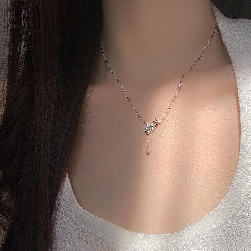 Collier Gland Feuille d'Abricot pour Femmes Littéraire Rétro Style Chinois Design Creux Diamant Tempérament Chaîne Clavicule