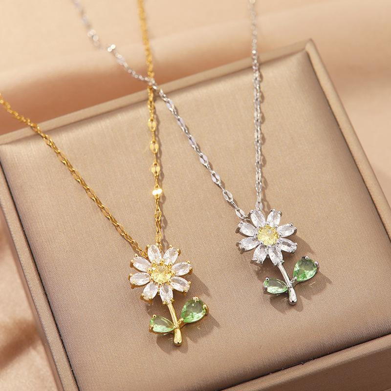 Copper micro-inlaid zircon explosions green leaf sunflower pendant necklace temperament light luxury niche design sense pendant.