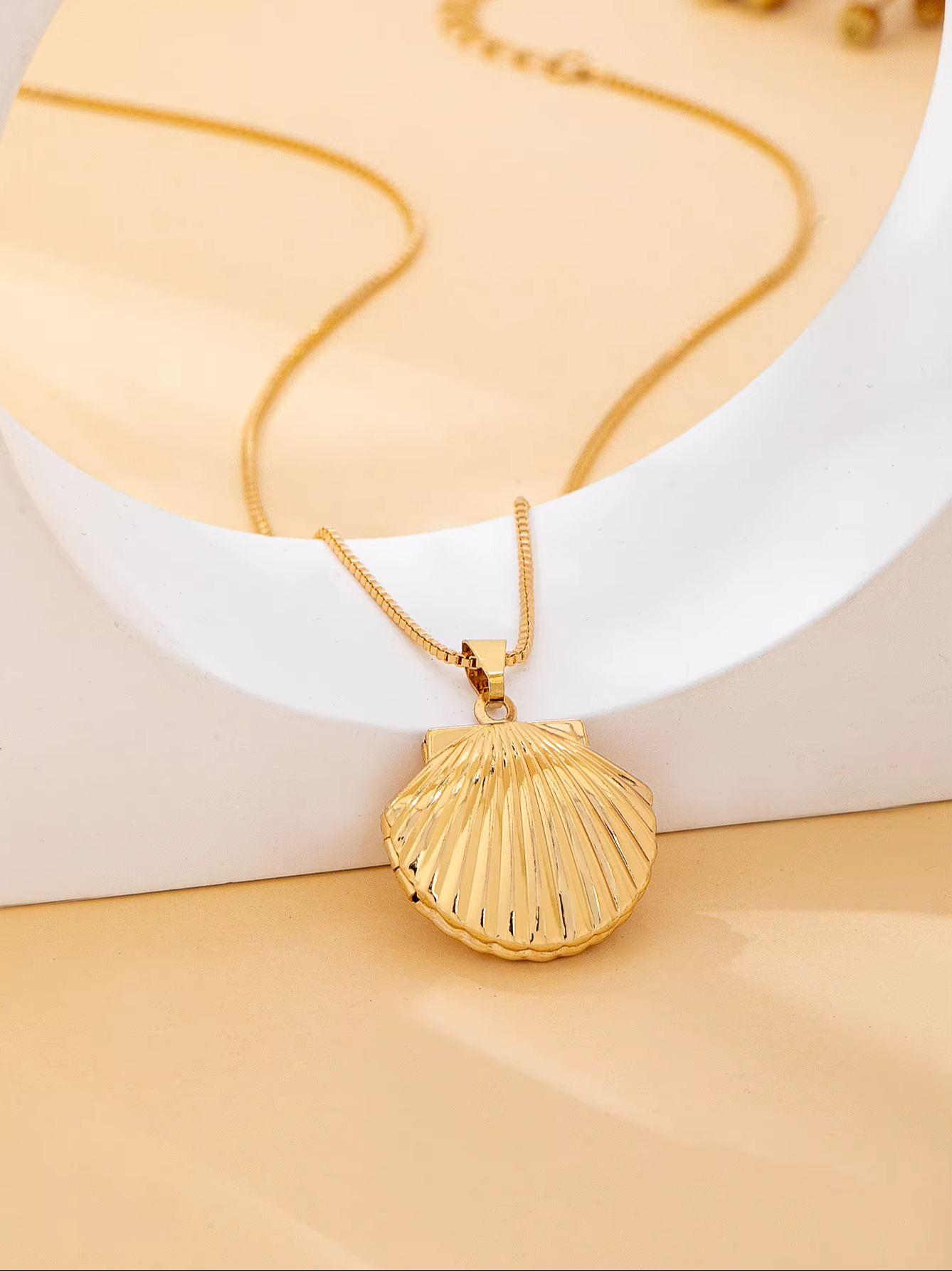 

A Fashionable Women s Necklace in Bohemian Style with a Shell-Shaped Pendant That Can Be Opened, Suitable for Daily Wear, Vacations, and as a Gift