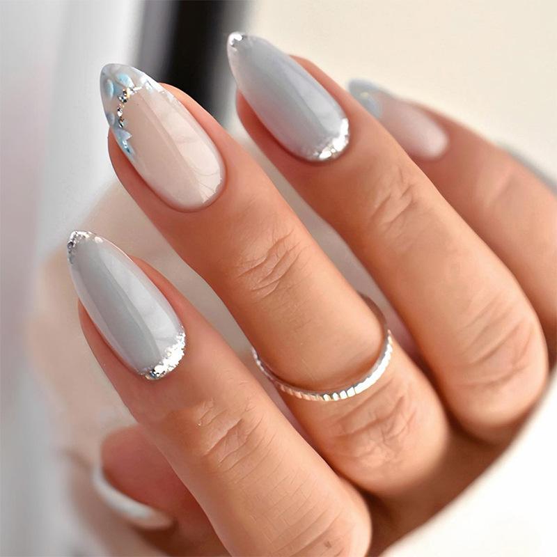 

24 шт. Прості французькі наклейки для нігтів Кольорові лінії із золотистими сталевими намистинами Накладні нігті для жінок Носимі мигдалеподібні накладні нігті Інструменти