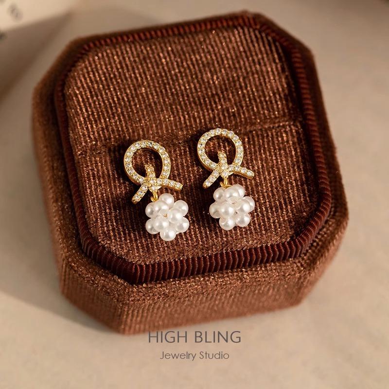 

Stylish, small and delicate pearl earrings, new niche design, high-end earrings, women s stud earrings, earrings.