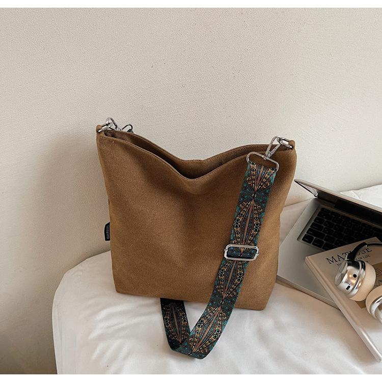 

Vintage matte big bag women s 2025 new autumn and winter large-capacity crossbody shoulder bag high-end commuter armpit bag коричневый