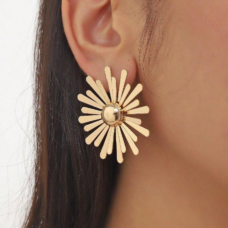 

Polished Daisy Stud Earrings for Women Sophisticated Unique Versatile European Style Luxury Look Jewelry золотой