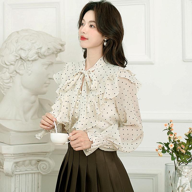 Hemd mit Rüschenherzspitze im französischen Stil und langen Ärmeln mit Perlenknöpfen