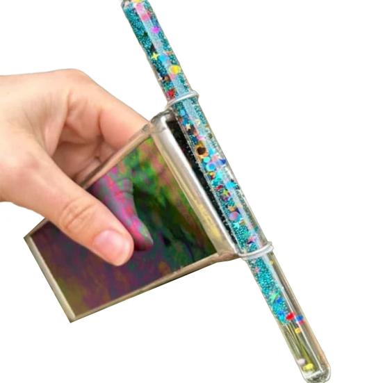 Ein Buntglas-Kaleidoskop Handgefertigtes 3-seitiges farbiges Aura-Scope-Kaleidoskop mit Glitzerstab für