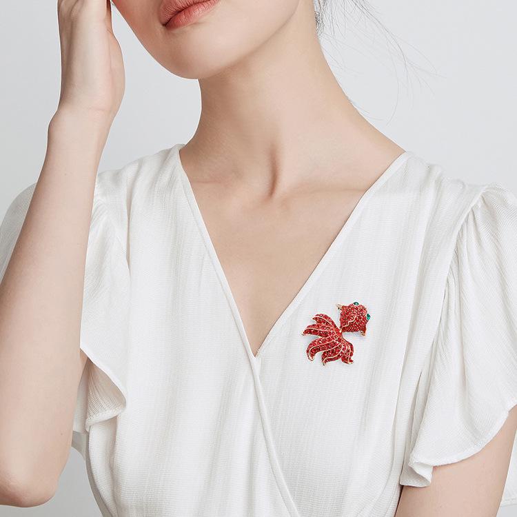 Broșă Peștișor Auriu cu Diamante Roșii Sclipitoare: Broșă la modă, versatilă pentru paltoane, accesorii, corsaj drăguț de inspirație japoneză pentru femei.