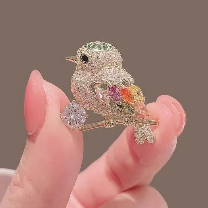 Exquisite Japanese Style Magpie Brooch: Cute Colorful Lapel Pin with High-End Design