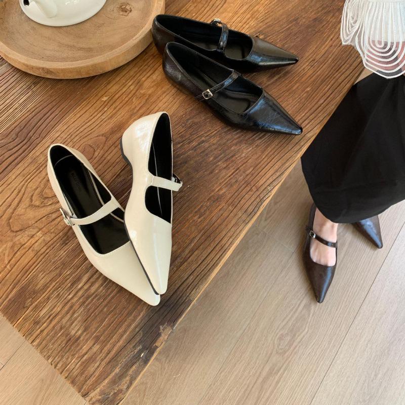 Temperament retro inner height increase Spring and Autumn French pointed head with metal buckle shallow mouth single shoes women's new 2025