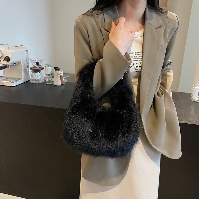 2025 autumn and winter new high-value portable wool bag women's popular plush bag high-end niche versatile clutch bag