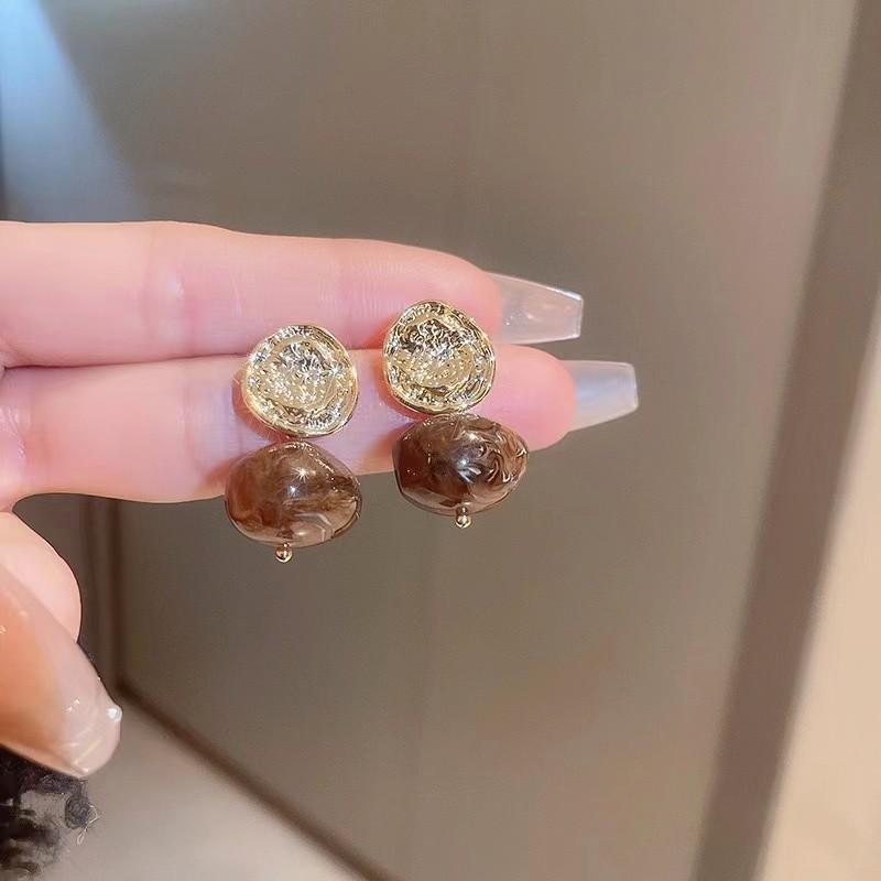 Silver Needle French Retro Dark Coffee Pleated Earrings Women's Tide Light Luxury Niche Versatile Temperament Stud Earrings