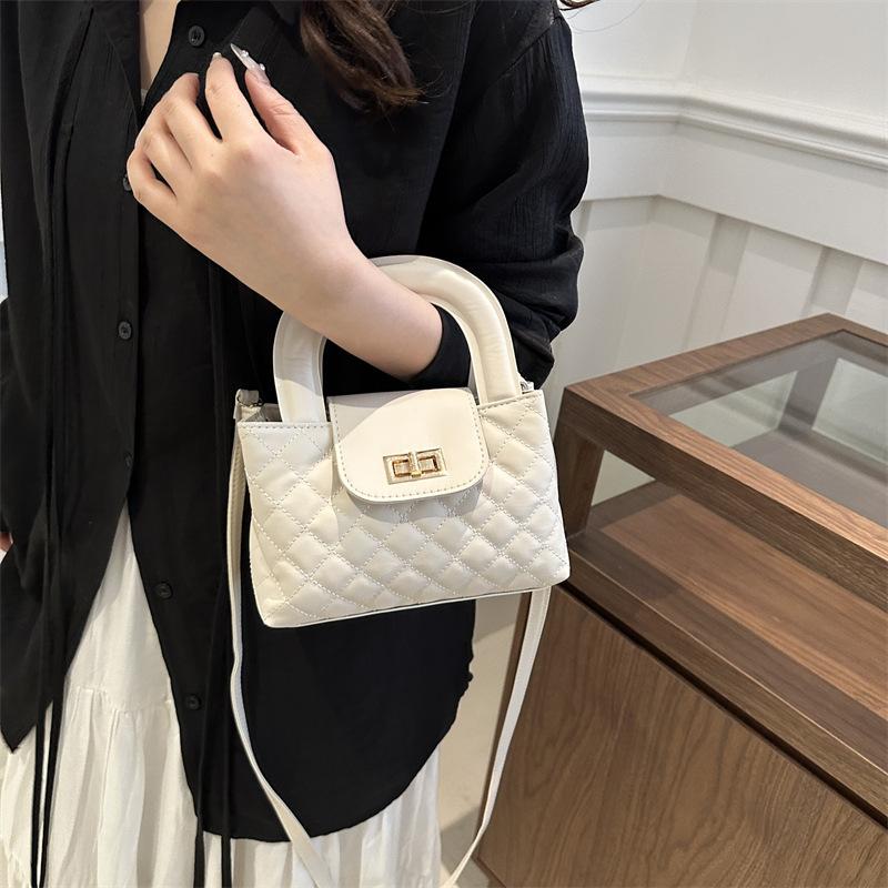 French Niche Diamond Chain Bag for Women's New Spring and Summer Fashion Handbag Commuting One-shoulder Crossbody Bag