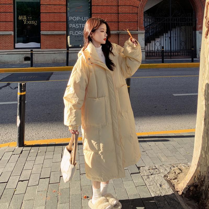 Cappotto imbottito in cotone caldo giallo alla moda per le donne in inverno
