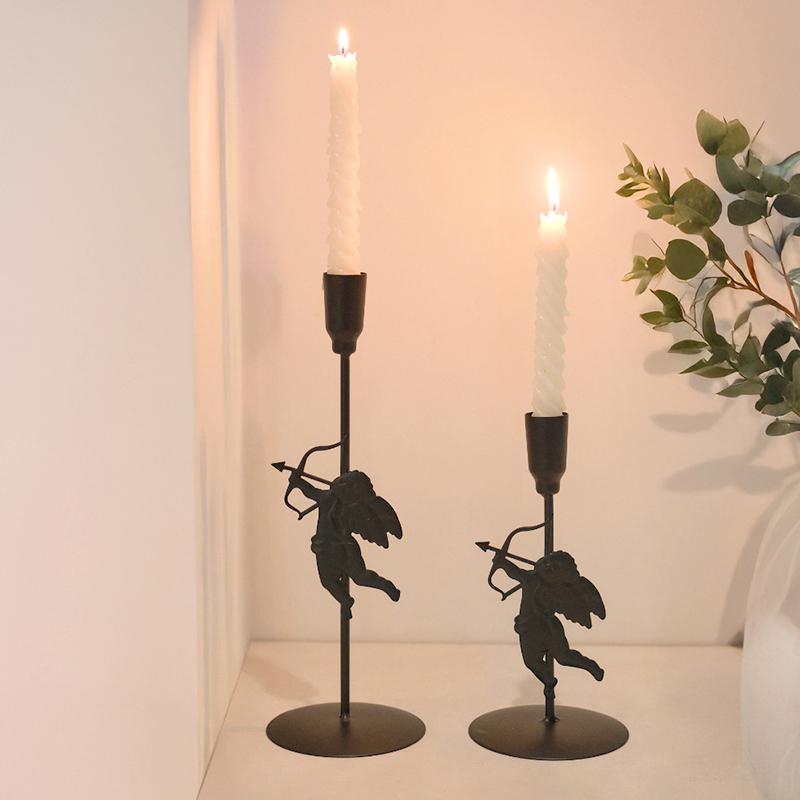 1 szt. Wysoki świecznik Geometryczny Pokój Dekoracyjny Rekwizyty Atmosferyczne Żelazny Rękodzieło Domowe Świecznik Kształt Kupidyna Uchwyt na Świecę