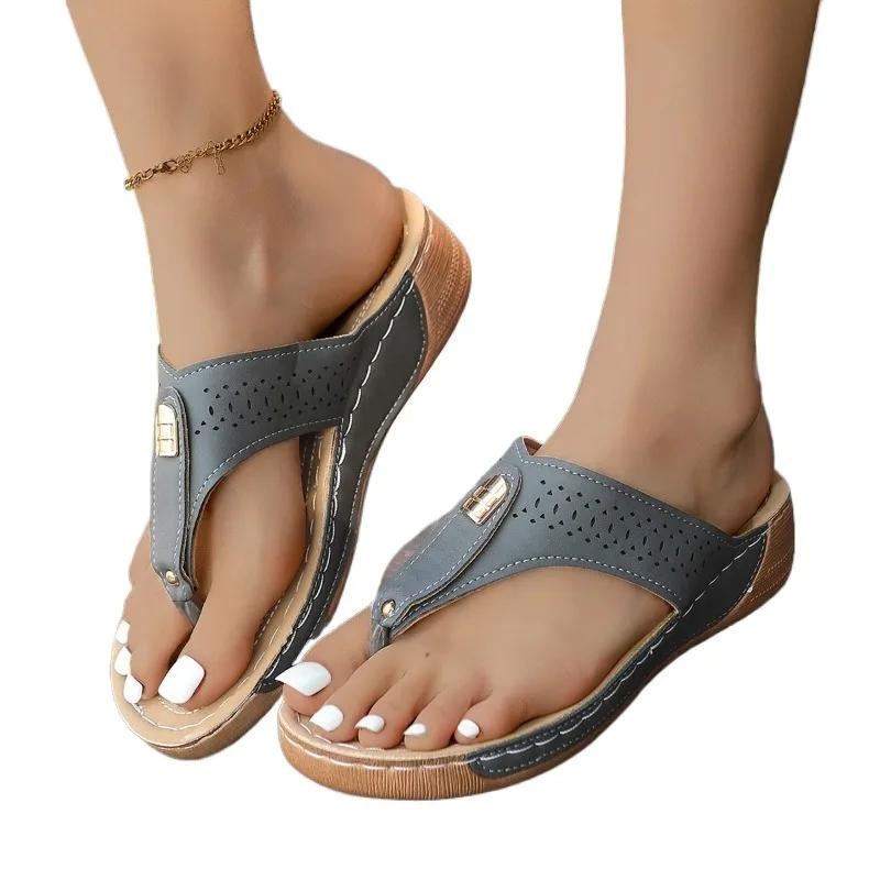 Fashion Ladies Shoes 2025 Fashion Pinch Toe Women's Slippers New Metal Decoration Beach Slippers Women Summer Solid Plus Size Flip Flops