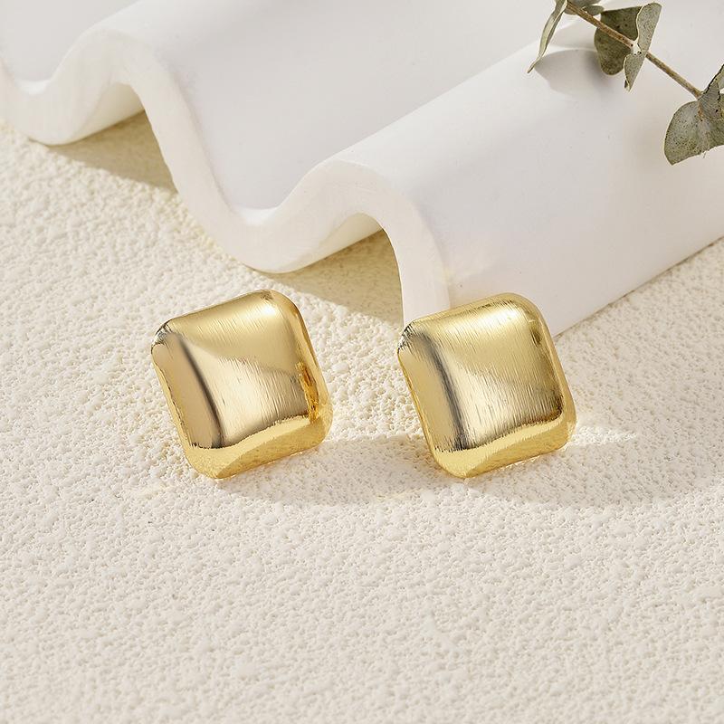 European and American jewelry ins niche design sense heavy industry metal stud earrings fashionable gold light luxury versatile earrings