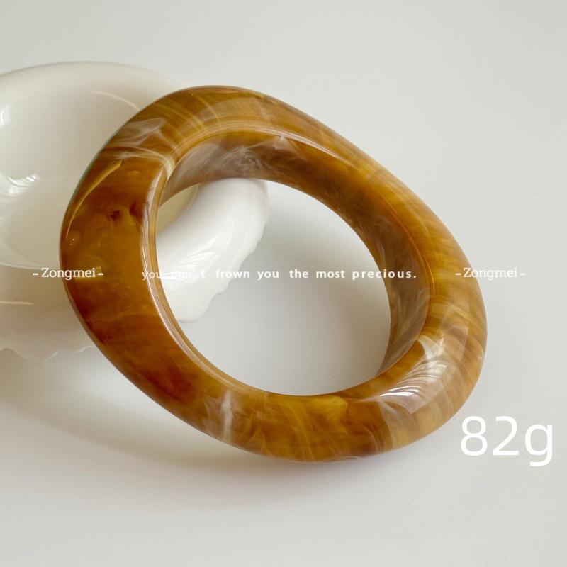 

Большой акриловый браслет с нерегулярным мраморным узором - Эффектное французское широкое квадратное украшение из смолы.