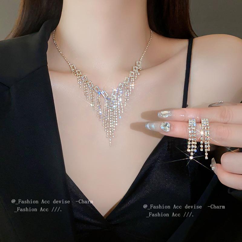 Rhinestone Teardrop Geometric Necklace - Elegant European and American Fashion Design for Women