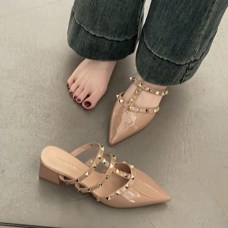 Pointed willow nails, high-heeled bag head slippers, women's summer fashion and casual temperament with skirts, high heels, and cool slippers outside.