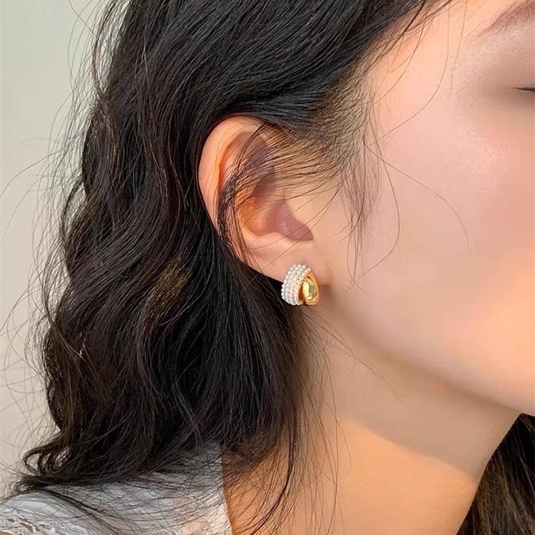 Elegante Ohrclips mit Perlen-Metallbogen – Herbstkollektion 2024, kein Piercing erforderlich.