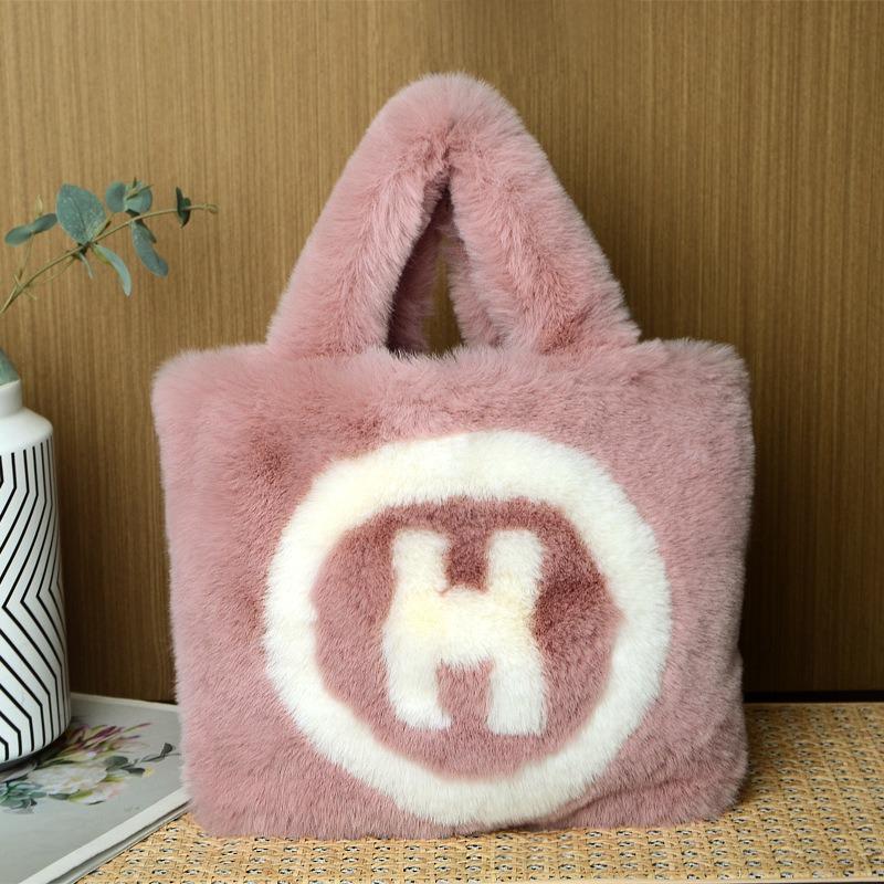

Plush splicing bag, letters cute light luxury girl plush bag fashionable hand bag large capacity women s bag portable 37 * 30 (including hand parts)