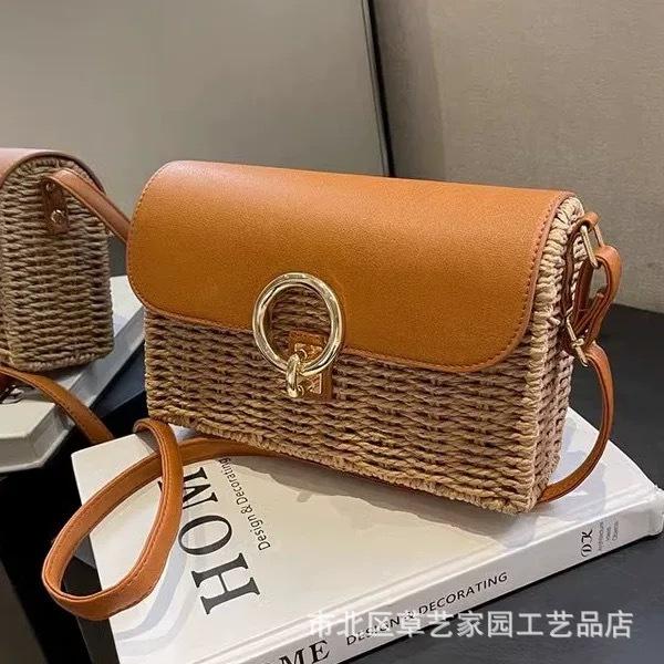 

Женская сумка через плечо с квадратной пряжкой — повседневная плетеная соломенная сумка с регулируемым ремешком для пляжного отдыха и летних принадлежностей светло-коричневого
