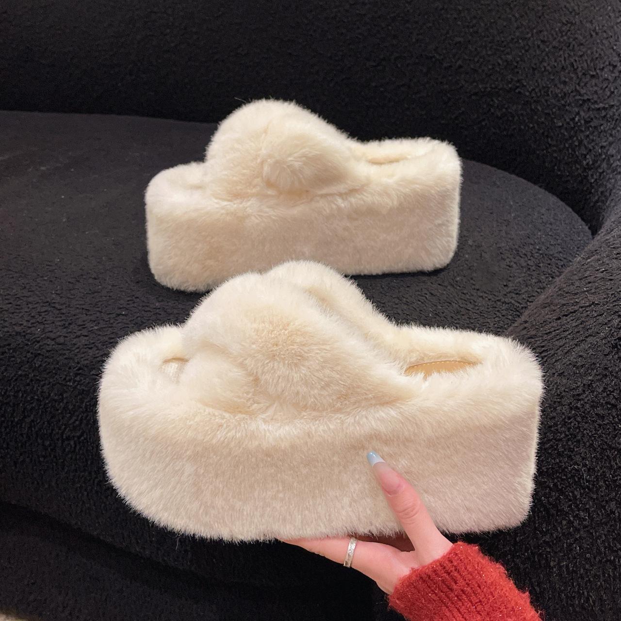 

Fairy wind high-heeled ultra-light thick-soled fluffy slippers female 2025 autumn and winter new velvet outer wear cross cotton slippers female 39 бежевий
