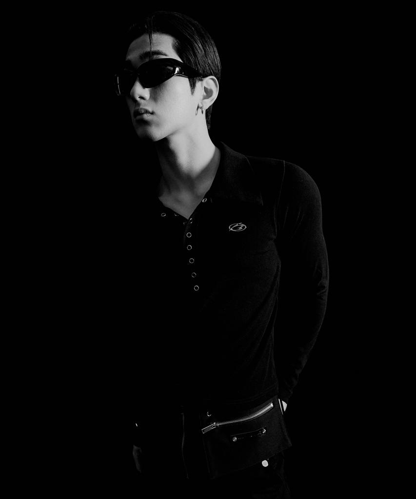 MORE THAN BLACK Logo Snap Collar Long Sleeve