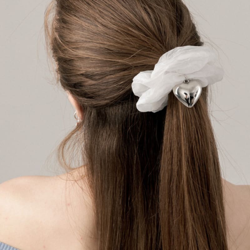 LILYKORI Cool White Heart Scrunchie