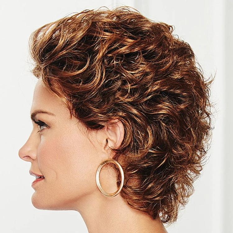 Mote falske hår Parykker for kvinner Dame Naturlig krøllete parykk Kvinnelig Ombre Blond Brun Gylden Parykk Med smell Varmebestandig fiber kort parykk