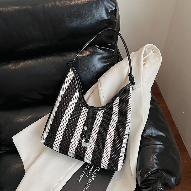 

2025 new single shoulder underarm women s bag woven striped niche large capacity tote bag fashion trend women s bag 32*10*28 чёрный