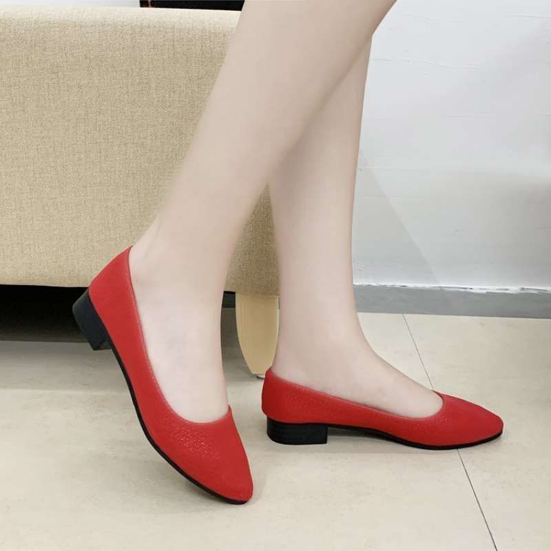 Red wedding shoes women's spring 2025 new flat-soled bride shoes are not tired, pregnant women can wear Xiuhe wedding dresses twice