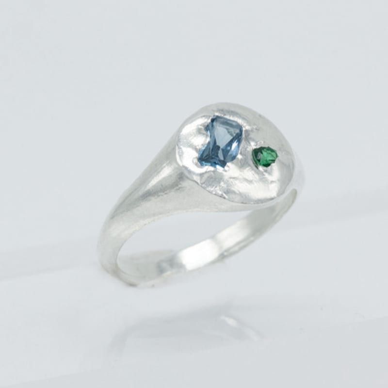 studio curve Round stone signet ring