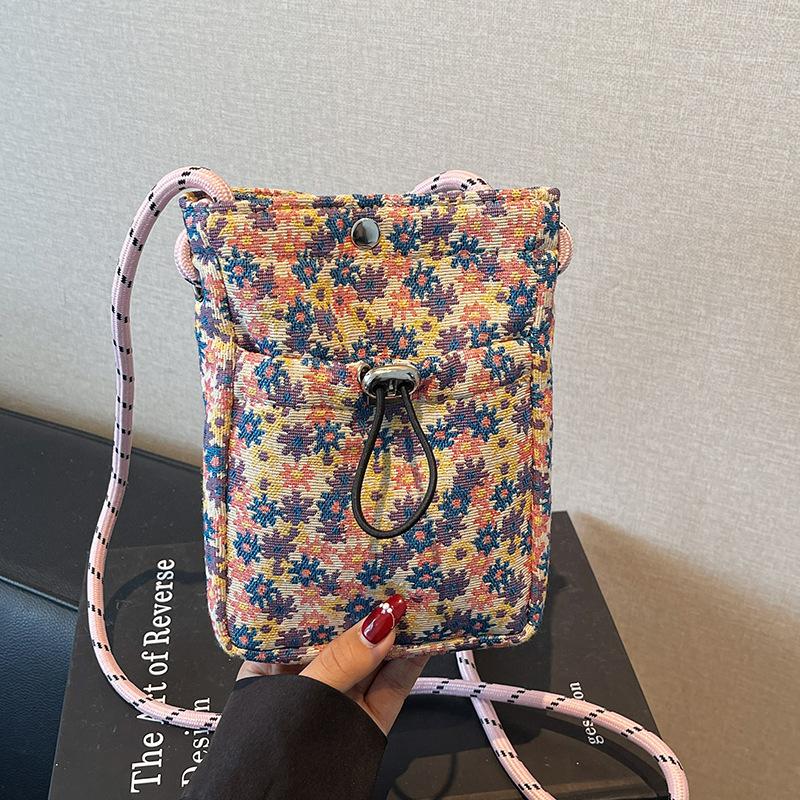 

This year, it is popular to draw mobile phone bags for women 2025 fashion versatile messenger bags for women going out portable shoulder bags for wom розовый