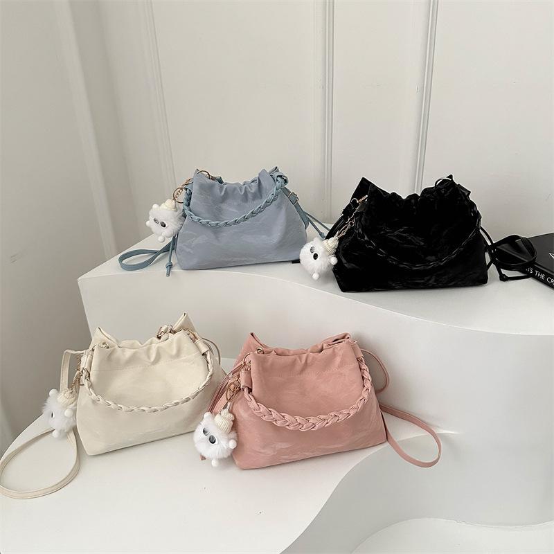 This year's popular bag women 2025 new casual versatile messenger bag summer out small bag portable bucket bag