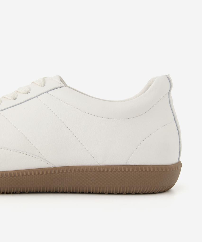 Romantic Move [Fashion Planet X Romantic Move] Easy Bonis Flat Sneakers R26M900 / White